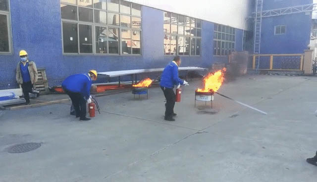 1733293724556842.jpg 廣東中亞鋁業(yè)消防訓(xùn)練-6.jpg